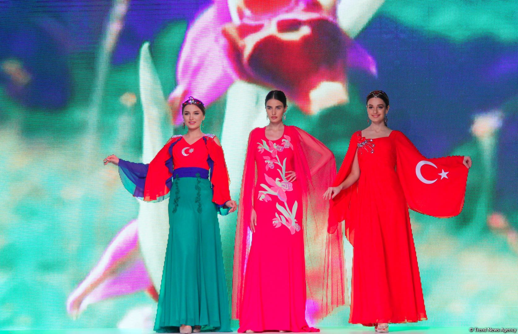"Карабахская Принцесса" Фахрии Халафовой на Azerbaijan Fashion Week – впервые наряд с принтами харыбюльбюль,  образ Агабейим, розы…(ФОТО)