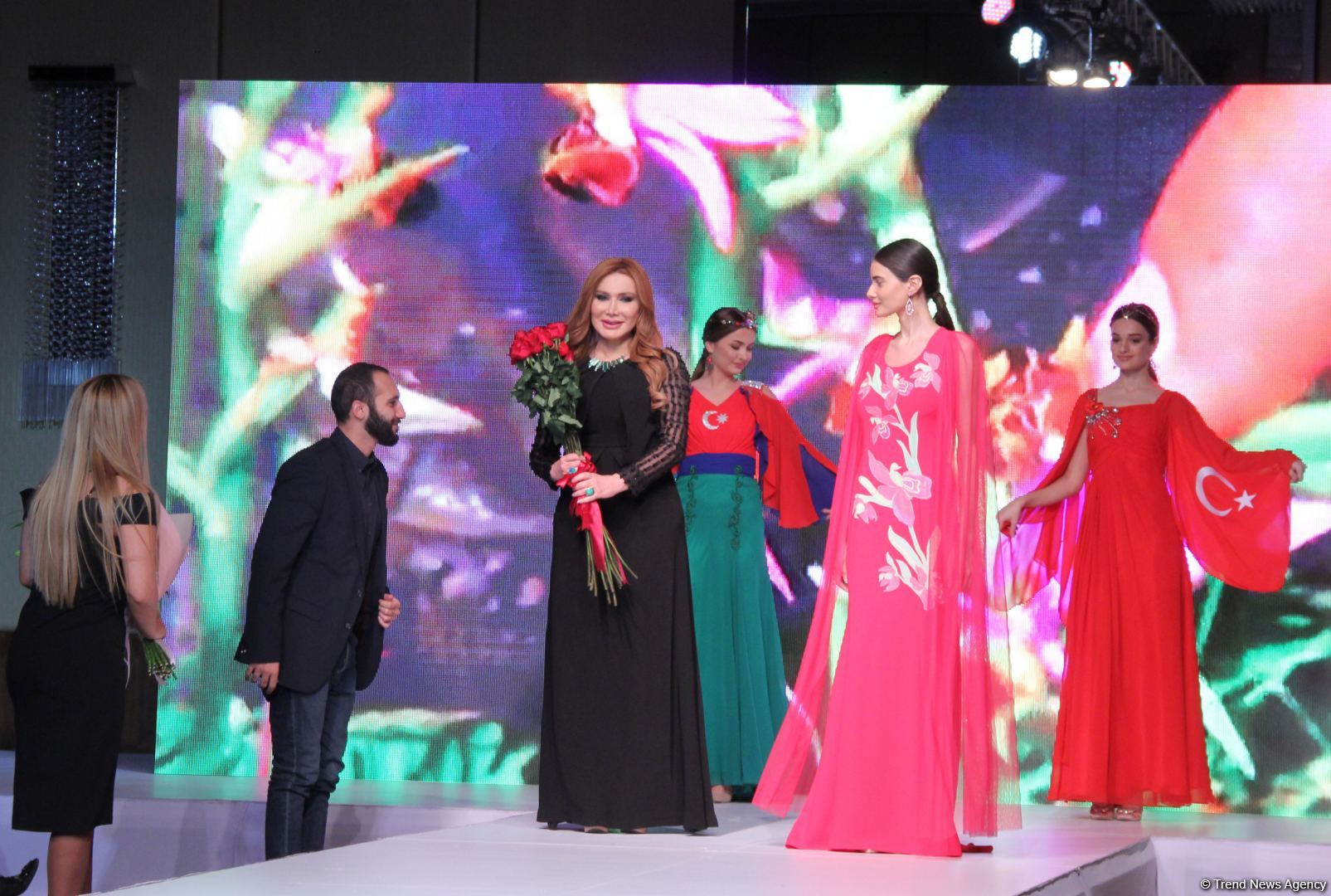 "Карабахская Принцесса" Фахрии Халафовой на Azerbaijan Fashion Week – впервые наряд с принтами харыбюльбюль,  образ Агабейим, розы…(ФОТО)