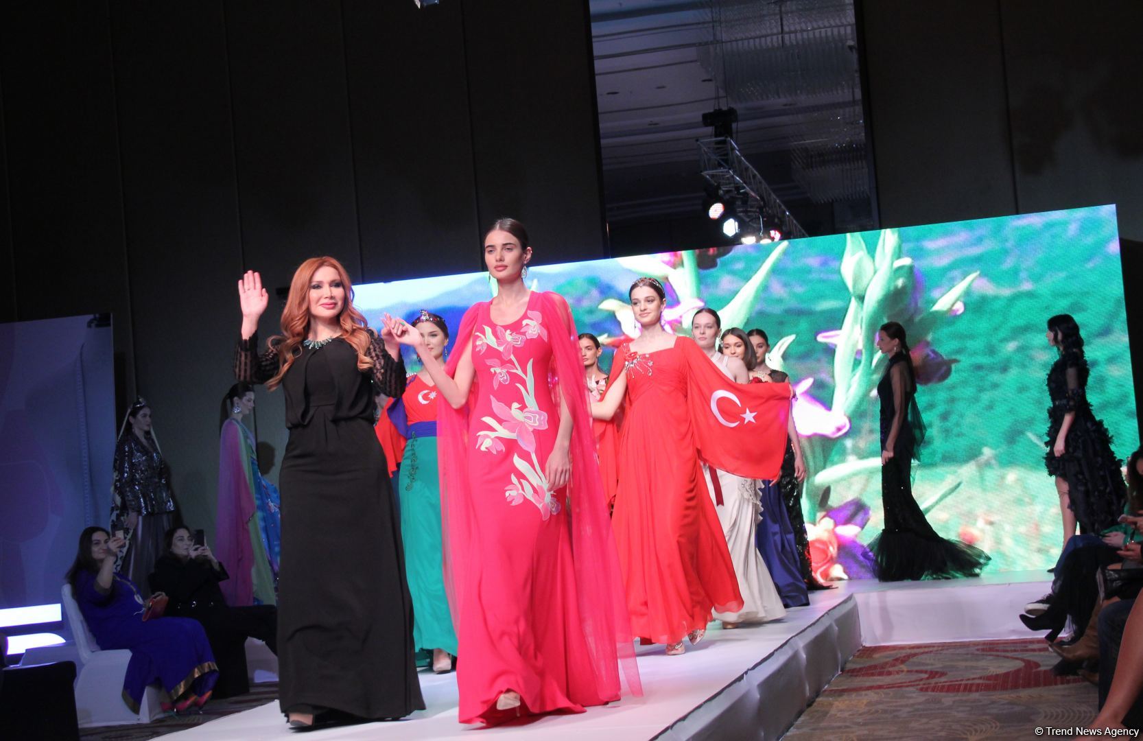 "Карабахская Принцесса" Фахрии Халафовой на Azerbaijan Fashion Week – впервые наряд с принтами харыбюльбюль,  образ Агабейим, розы…(ФОТО)