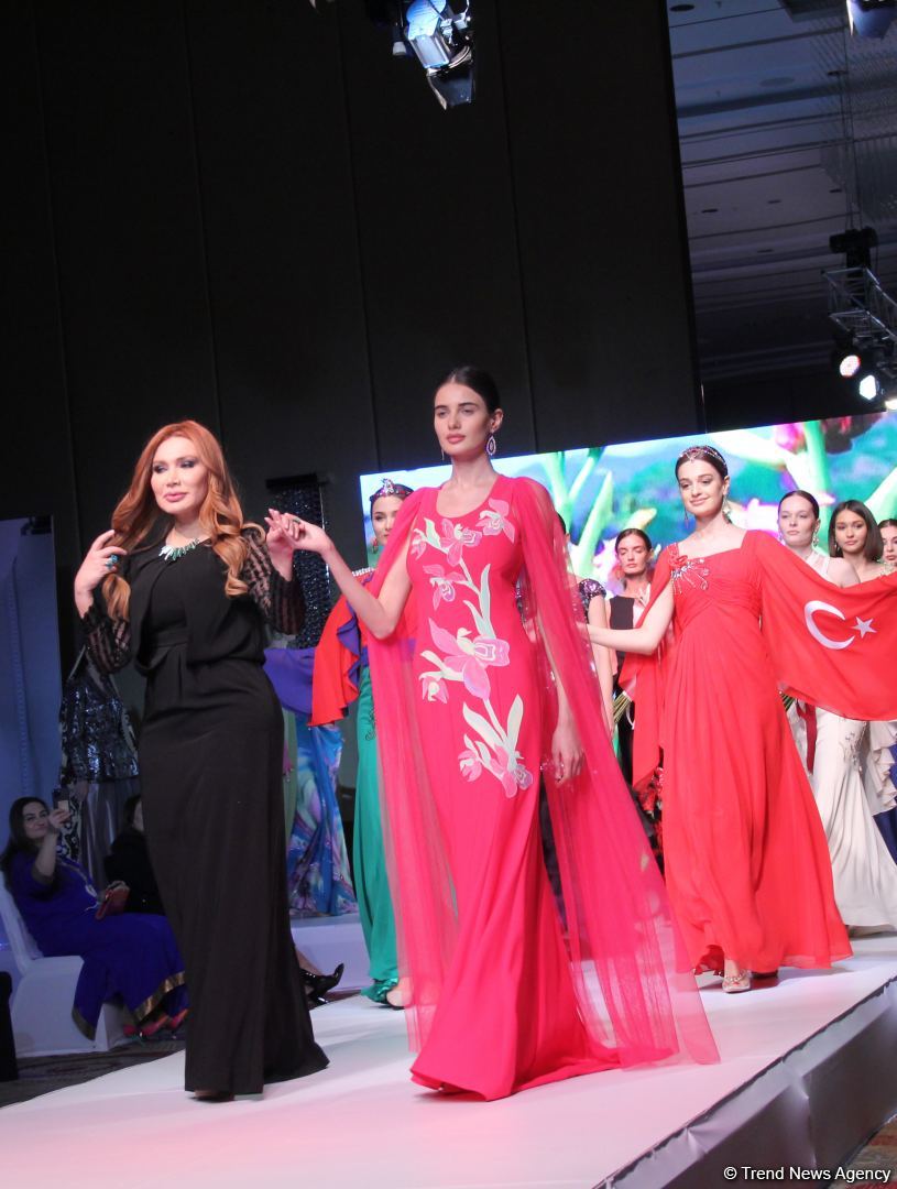 "Карабахская Принцесса" Фахрии Халафовой на Azerbaijan Fashion Week – впервые наряд с принтами харыбюльбюль,  образ Агабейим, розы…(ФОТО)