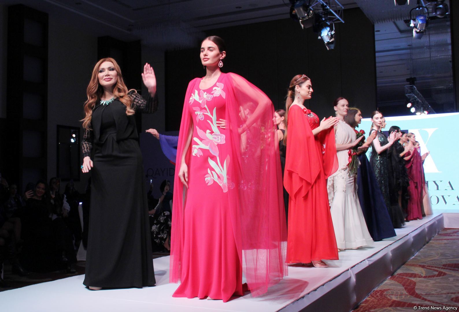 "Карабахская Принцесса" Фахрии Халафовой на Azerbaijan Fashion Week – впервые наряд с принтами харыбюльбюль,  образ Агабейим, розы…(ФОТО)