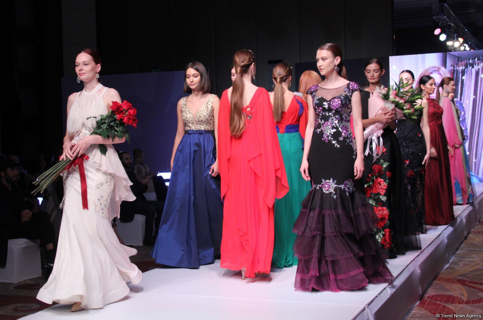 "Карабахская Принцесса" Фахрии Халафовой на Azerbaijan Fashion Week – впервые наряд с принтами харыбюльбюль,  образ Агабейим, розы…(ФОТО)