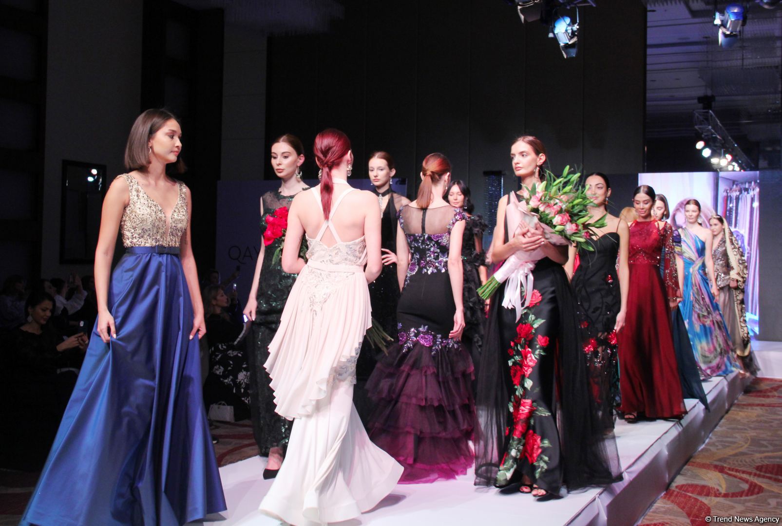 "Карабахская Принцесса" Фахрии Халафовой на Azerbaijan Fashion Week – впервые наряд с принтами харыбюльбюль,  образ Агабейим, розы…(ФОТО)