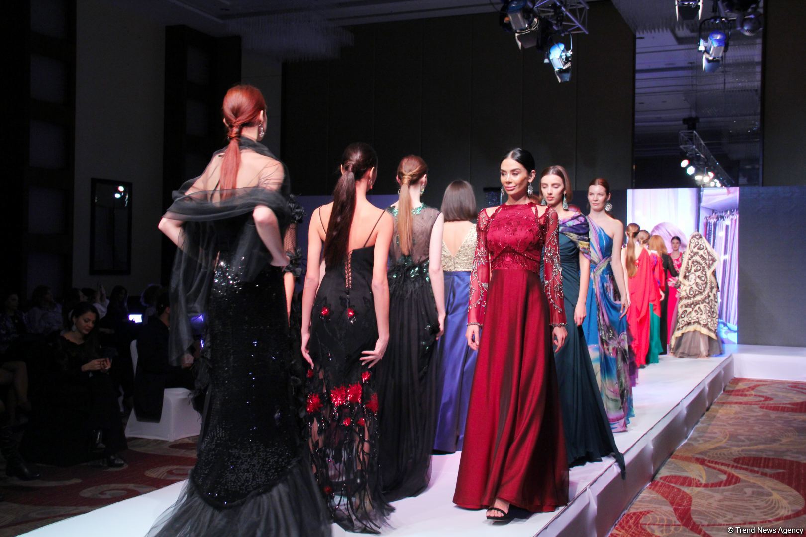 "Карабахская Принцесса" Фахрии Халафовой на Azerbaijan Fashion Week – впервые наряд с принтами харыбюльбюль,  образ Агабейим, розы…(ФОТО)