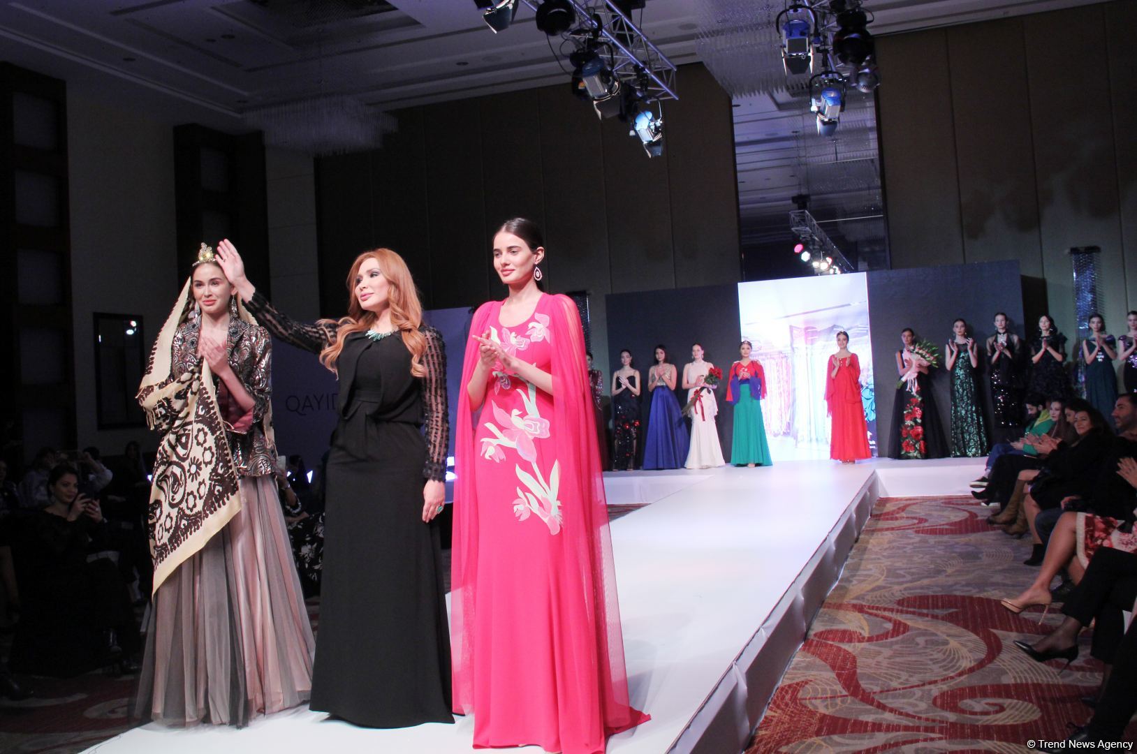 "Карабахская Принцесса" Фахрии Халафовой на Azerbaijan Fashion Week – впервые наряд с принтами харыбюльбюль,  образ Агабейим, розы…(ФОТО)
