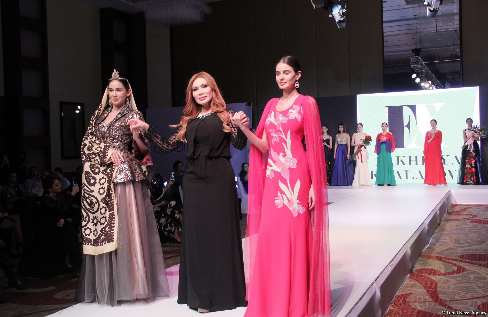 "Карабахская Принцесса" Фахрии Халафовой на Azerbaijan Fashion Week – впервые наряд с принтами харыбюльбюль,  образ Агабейим, розы…(ФОТО)