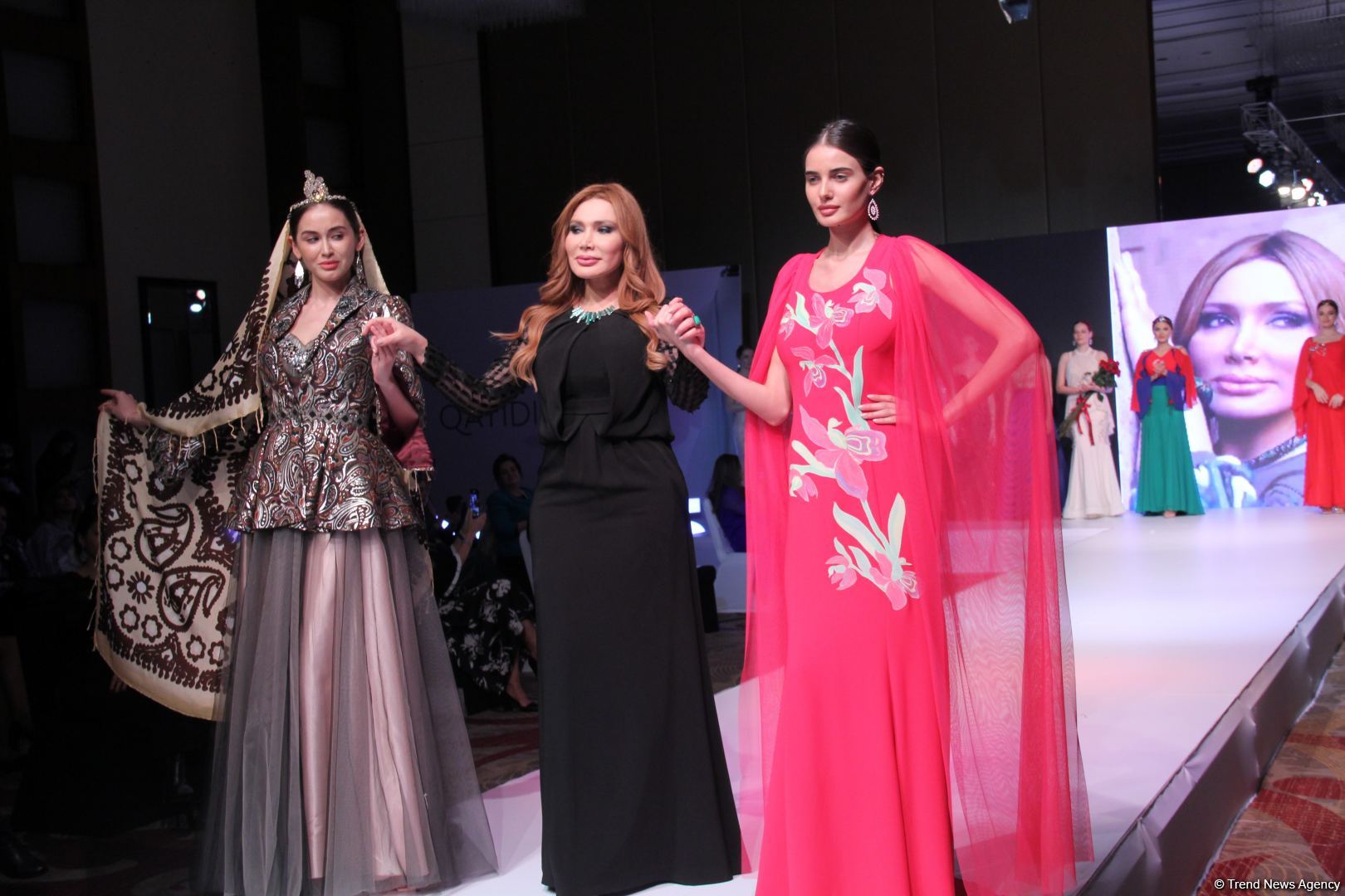 "Карабахская Принцесса" Фахрии Халафовой на Azerbaijan Fashion Week – впервые наряд с принтами харыбюльбюль,  образ Агабейим, розы…(ФОТО)