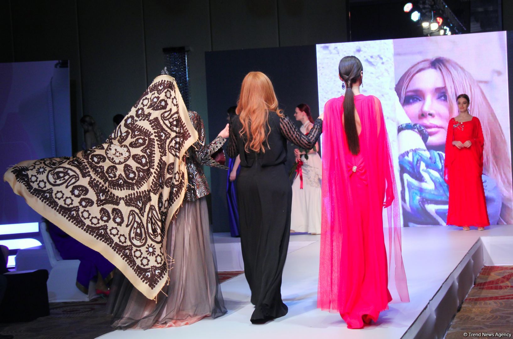 "Карабахская Принцесса" Фахрии Халафовой на Azerbaijan Fashion Week – впервые наряд с принтами харыбюльбюль,  образ Агабейим, розы…(ФОТО)