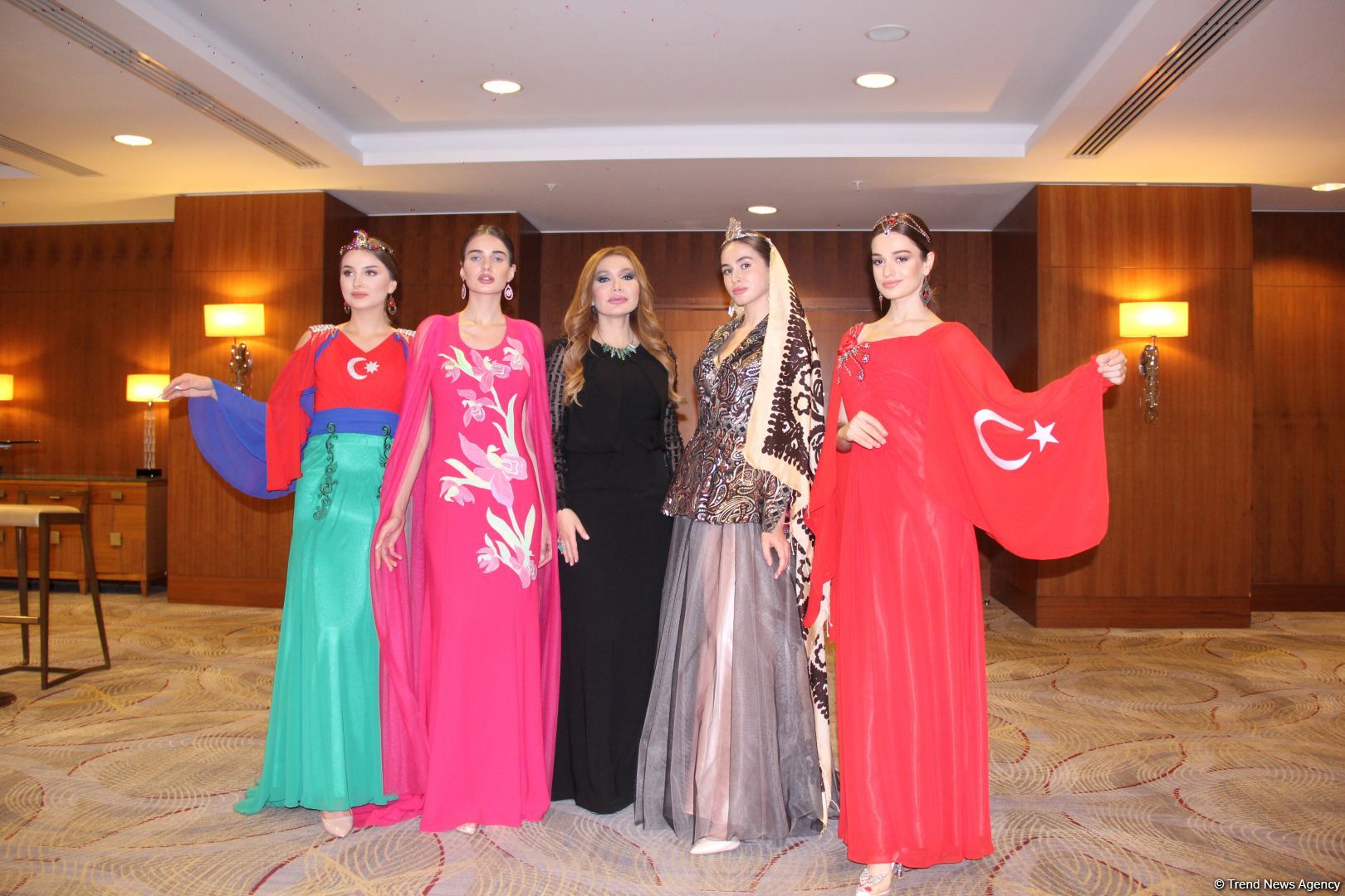"Карабахская Принцесса" Фахрии Халафовой на Azerbaijan Fashion Week – впервые наряд с принтами харыбюльбюль,  образ Агабейим, розы…(ФОТО)