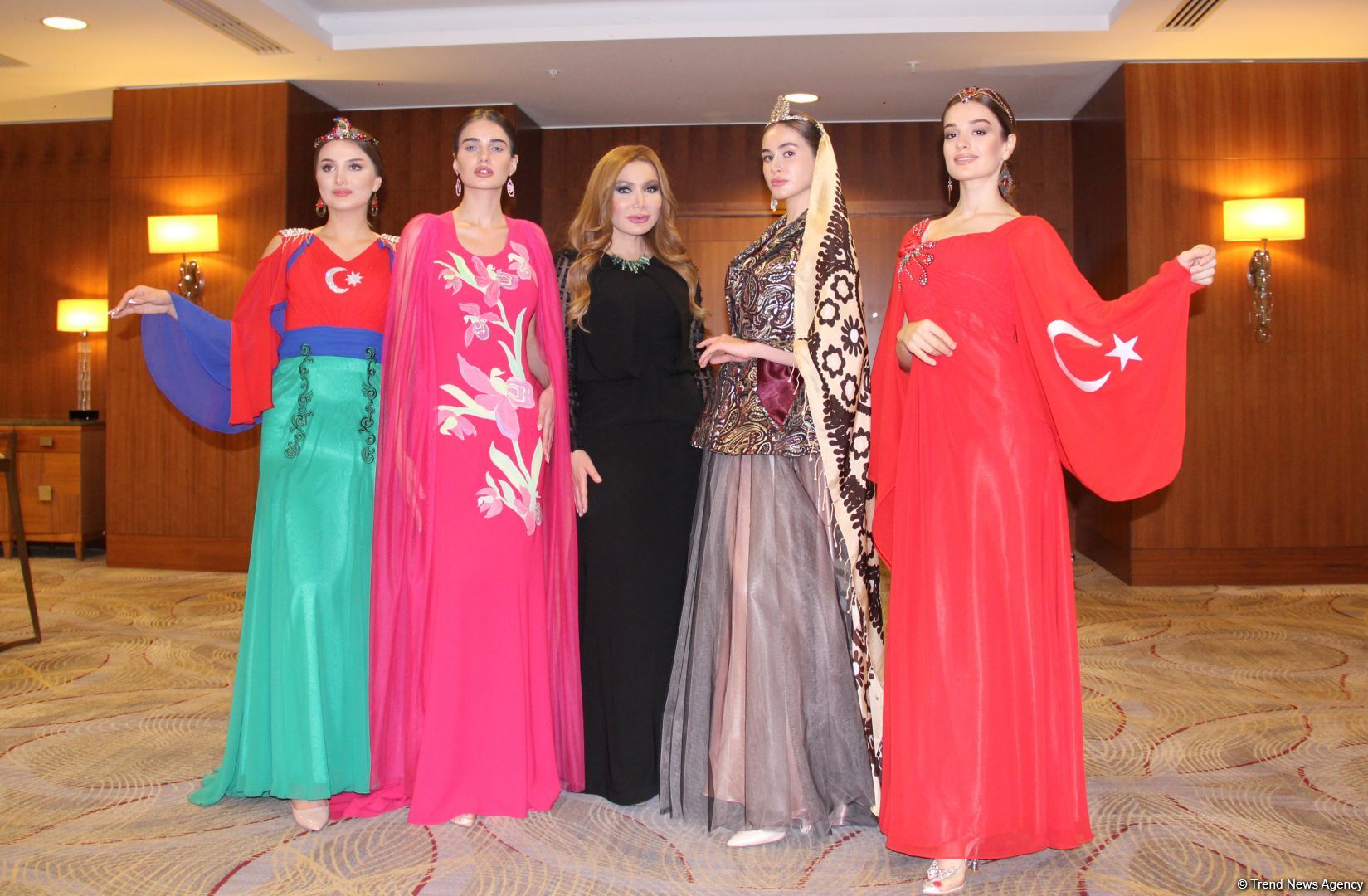 "Карабахская Принцесса" Фахрии Халафовой на Azerbaijan Fashion Week – впервые наряд с принтами харыбюльбюль,  образ Агабейим, розы…(ФОТО)