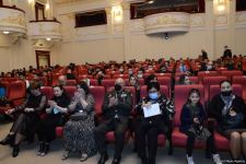Свет добра и веры... Бакинский муниципальный театр представил премьеру спектакля "Sonsuz Tanrı məhəbbəti" (ФОТО)