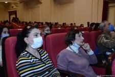 Свет добра и веры... Бакинский муниципальный театр представил премьеру спектакля "Sonsuz Tanrı məhəbbəti" (ФОТО)