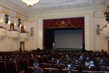 Свет добра и веры... Бакинский муниципальный театр представил премьеру спектакля "Sonsuz Tanrı məhəbbəti" (ФОТО)