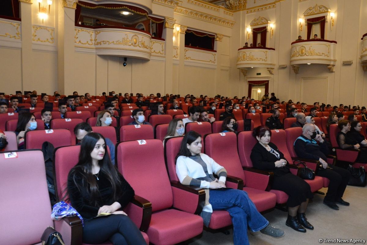Свет добра и веры... Бакинский муниципальный театр представил премьеру спектакля "Sonsuz Tanrı məhəbbəti" (ФОТО)
