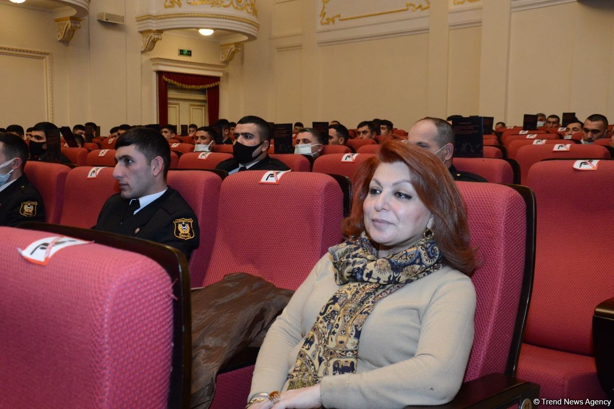 Свет добра и веры... Бакинский муниципальный театр представил премьеру спектакля "Sonsuz Tanrı məhəbbəti" (ФОТО)