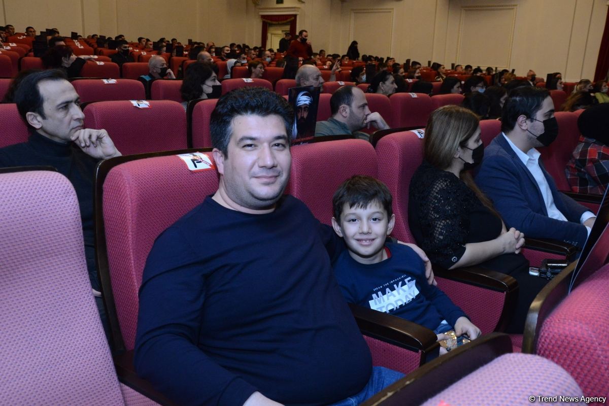 Свет добра и веры... Бакинский муниципальный театр представил премьеру спектакля "Sonsuz Tanrı məhəbbəti" (ФОТО)