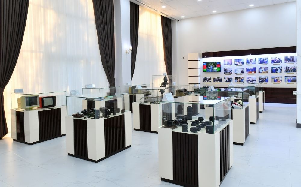 President Ilham Aliyev views new building of AZERTAC (PHOTO/VIDEO)