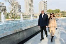 Президент Ильхам Алиев и Первая леди Мехрибан Алиева ознакомились с условиями, созданными в парке Низами Гянджеви после реконструкции (ФОТО/ВИДЕО)