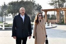 Президент Ильхам Алиев и Первая леди Мехрибан Алиева ознакомились с условиями, созданными в парке Низами Гянджеви после реконструкции (ФОТО/ВИДЕО)