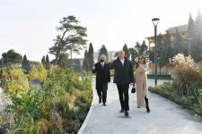 Президент Ильхам Алиев и Первая леди Мехрибан Алиева ознакомились с условиями, созданными в парке Низами Гянджеви после реконструкции (ФОТО/ВИДЕО)