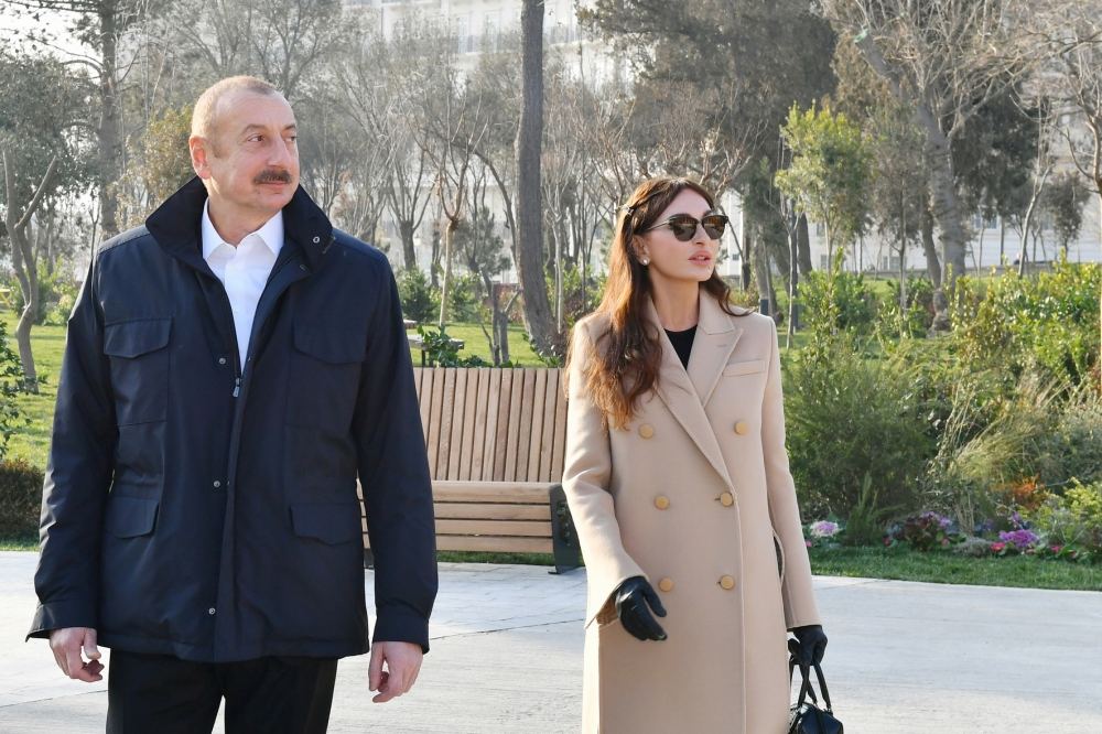 Президент Ильхам Алиев и Первая леди Мехрибан Алиева ознакомились с условиями, созданными в парке Низами Гянджеви после реконструкции (ФОТО/ВИДЕО)
