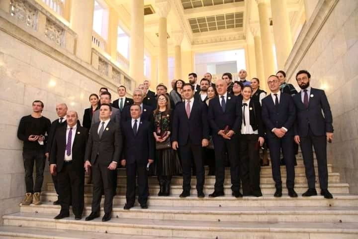 Исполнителям, актерам и музыкантам вручены нагрудные знаки "880-летия Низами Гянджеви" (ФОТО)