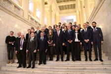 Исполнителям, актерам и музыкантам вручены нагрудные знаки "880-летия Низами Гянджеви" (ФОТО)