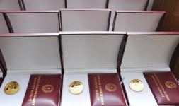 Исполнителям, актерам и музыкантам вручены нагрудные знаки "880-летия Низами Гянджеви" (ФОТО)