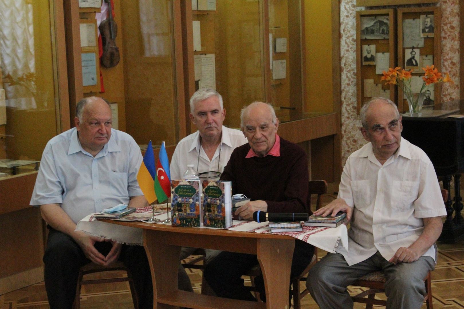 Украинский PEN-клуб назвал издание поэмы Низами Гянджеви в числе лучших в 2021 году (ФОТО)
