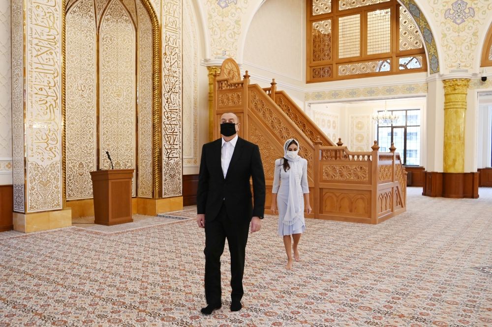Президент Ильхам Алиев и Первая леди Мехрибан Алиева ознакомились с условиями, созданными в новом здании мечети «Ханым Фатимеи Захра» в Ени Гюнешли  (ФОТО/ВИДЕО)