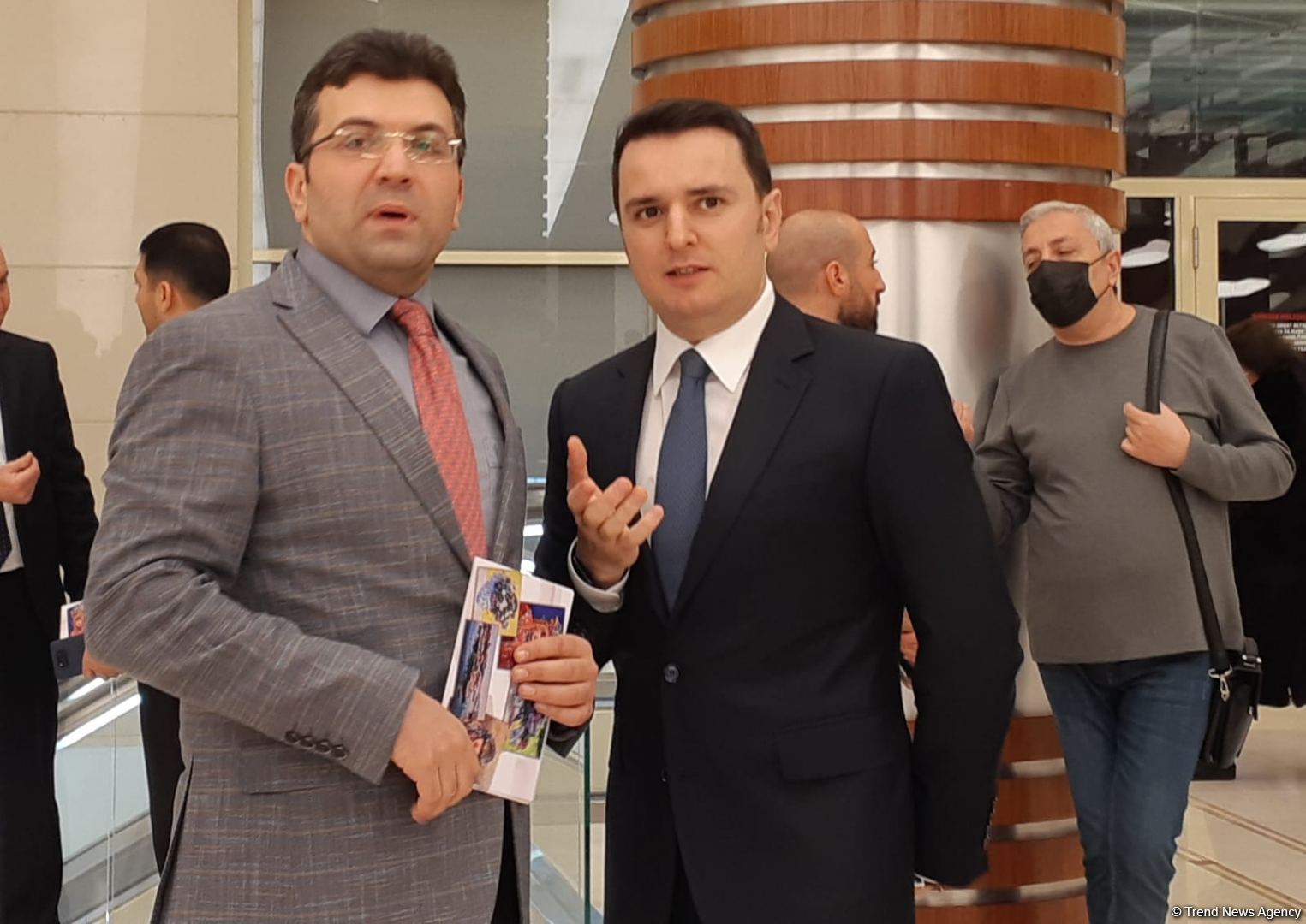 Теплый ветер и тонкий аромат цветущего сада в январском Баку – выставка Наргиз Гулиевой (ФОТО)