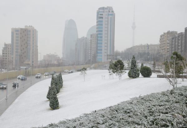 Фоторепортаж из заснеженного Баку