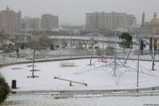 Фоторепортаж из заснеженного Баку