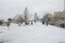 Фоторепортаж из заснеженного Баку