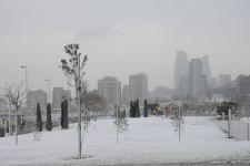 Фоторепортаж из заснеженного Баку