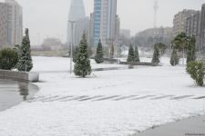 Фоторепортаж из заснеженного Баку
