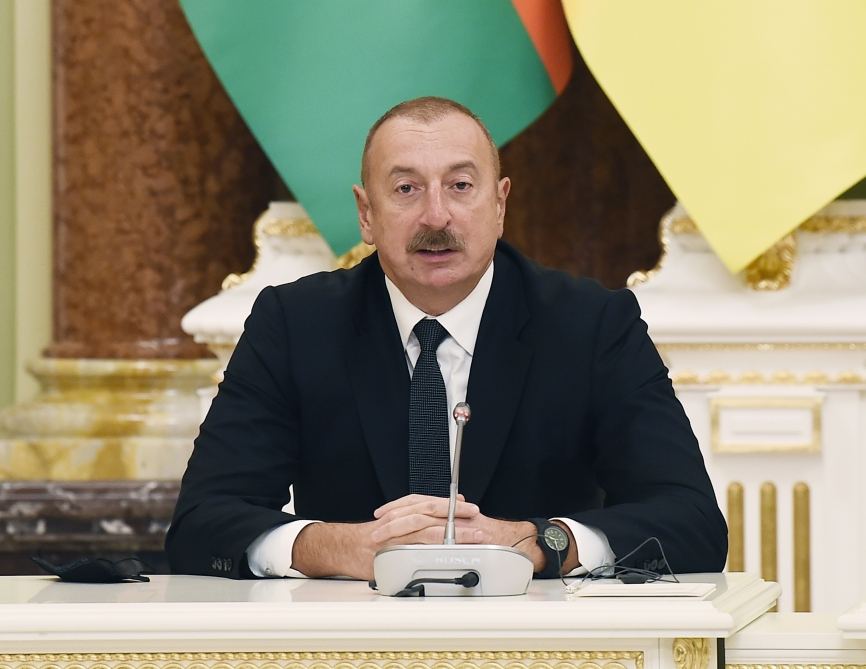 Президент Ильхам Алиев и Президент Володимир Зеленский выступили с заявлениями для печати (ФОТО/ВИДЕО)
