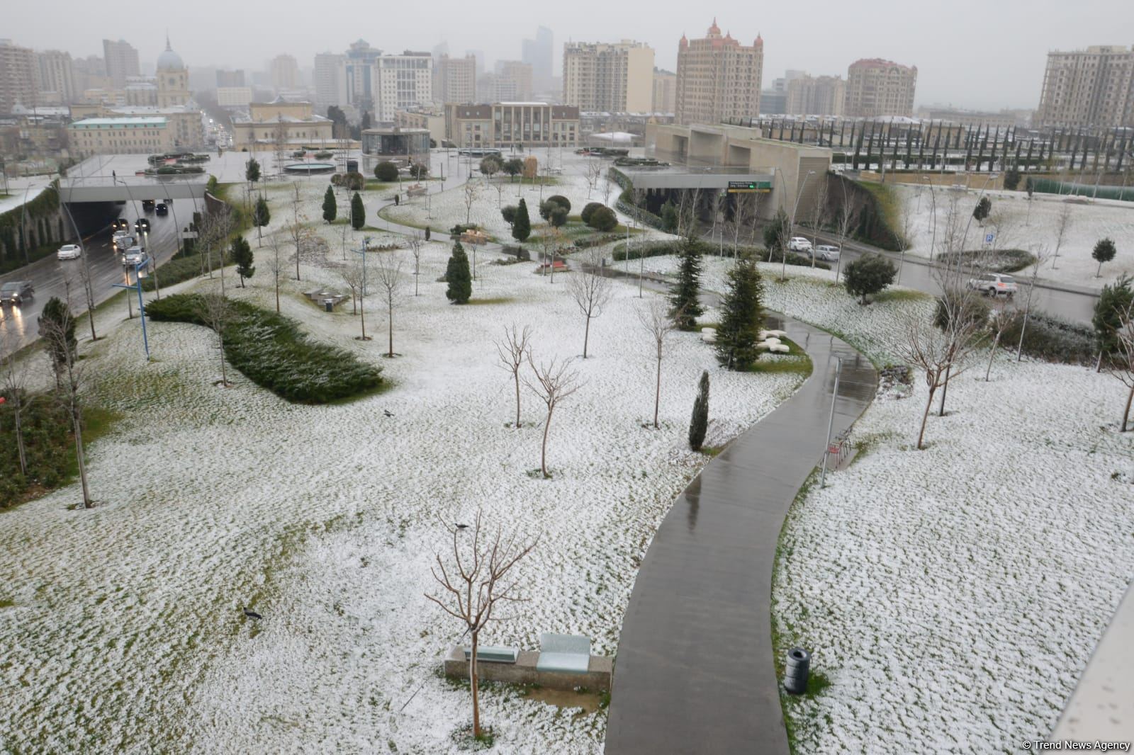 Фоторепортаж из заснеженного Баку