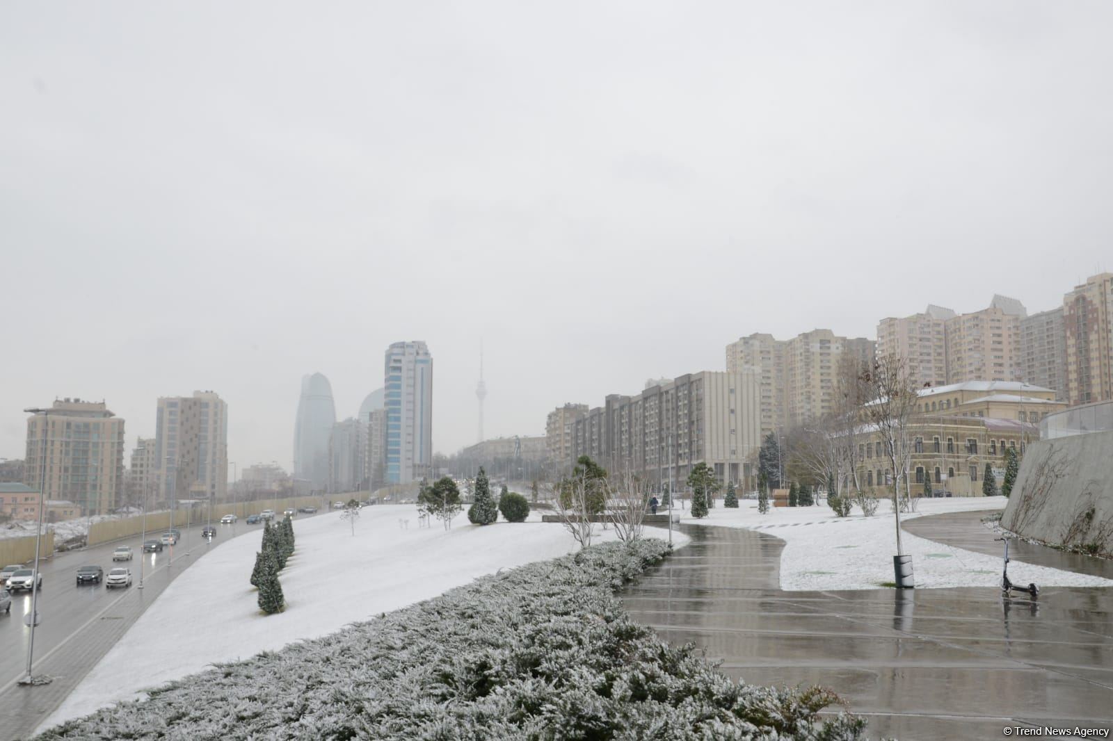Фоторепортаж из заснеженного Баку