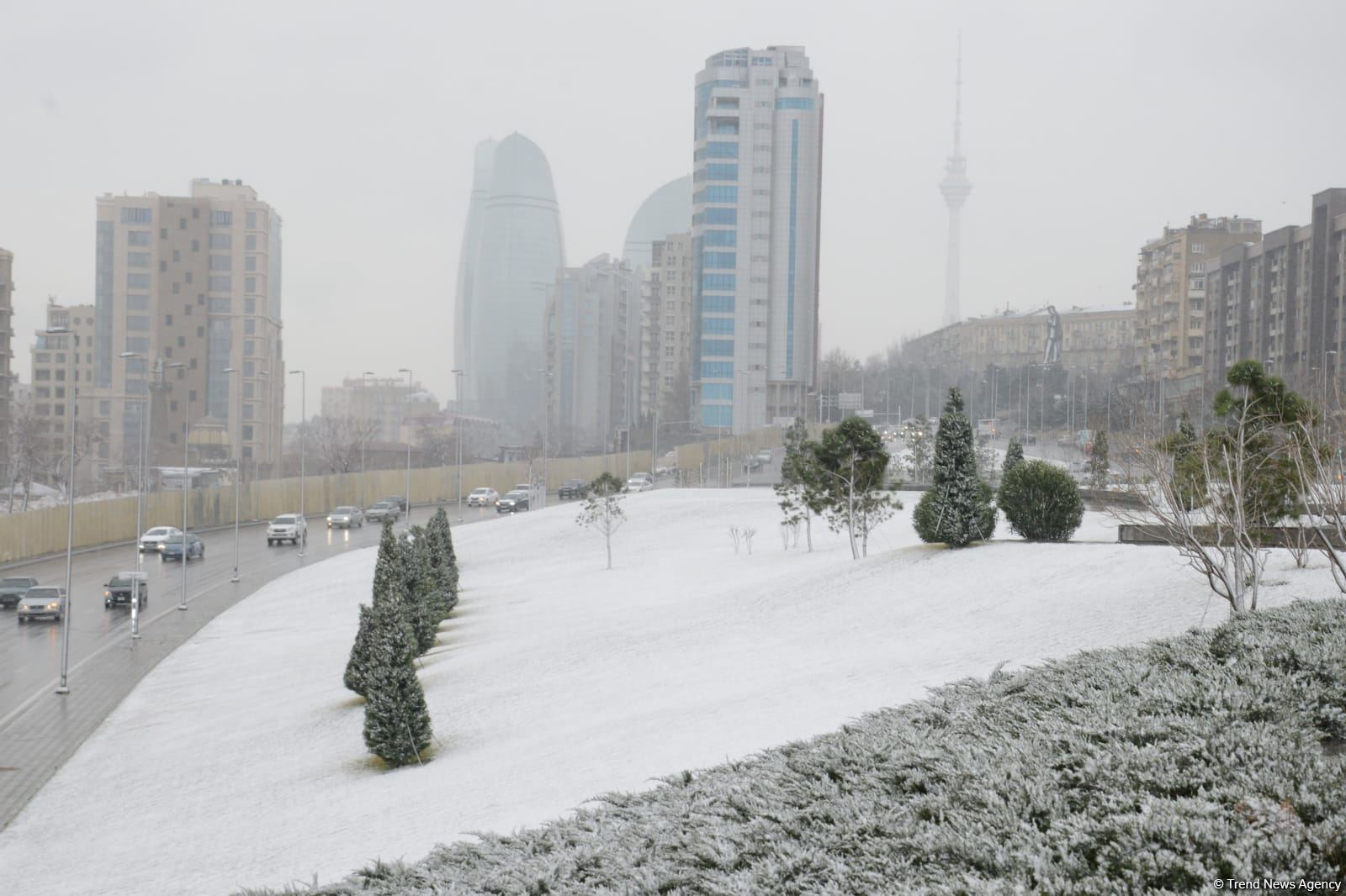 Фоторепортаж из заснеженного Баку