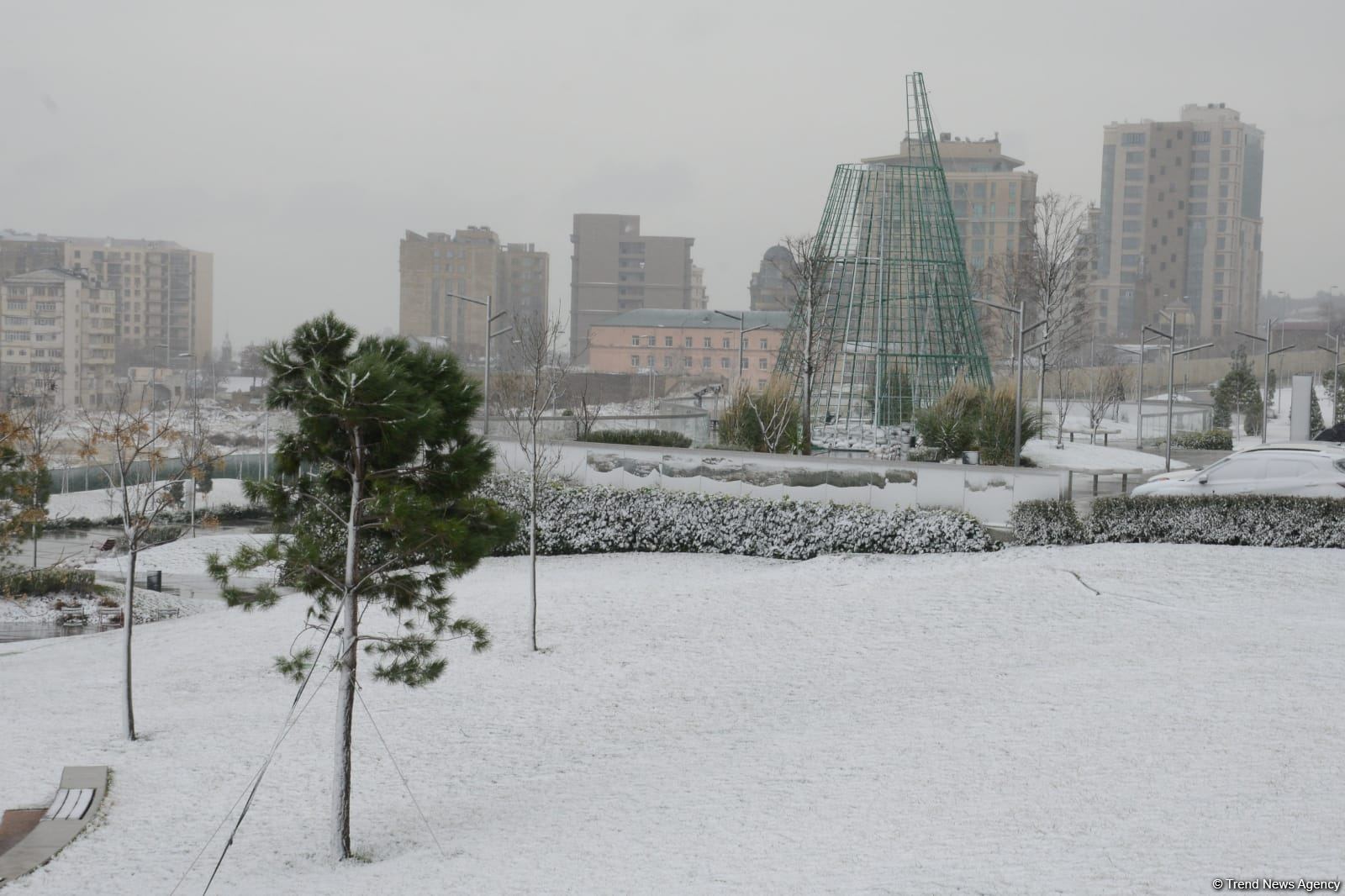 Фоторепортаж из заснеженного Баку