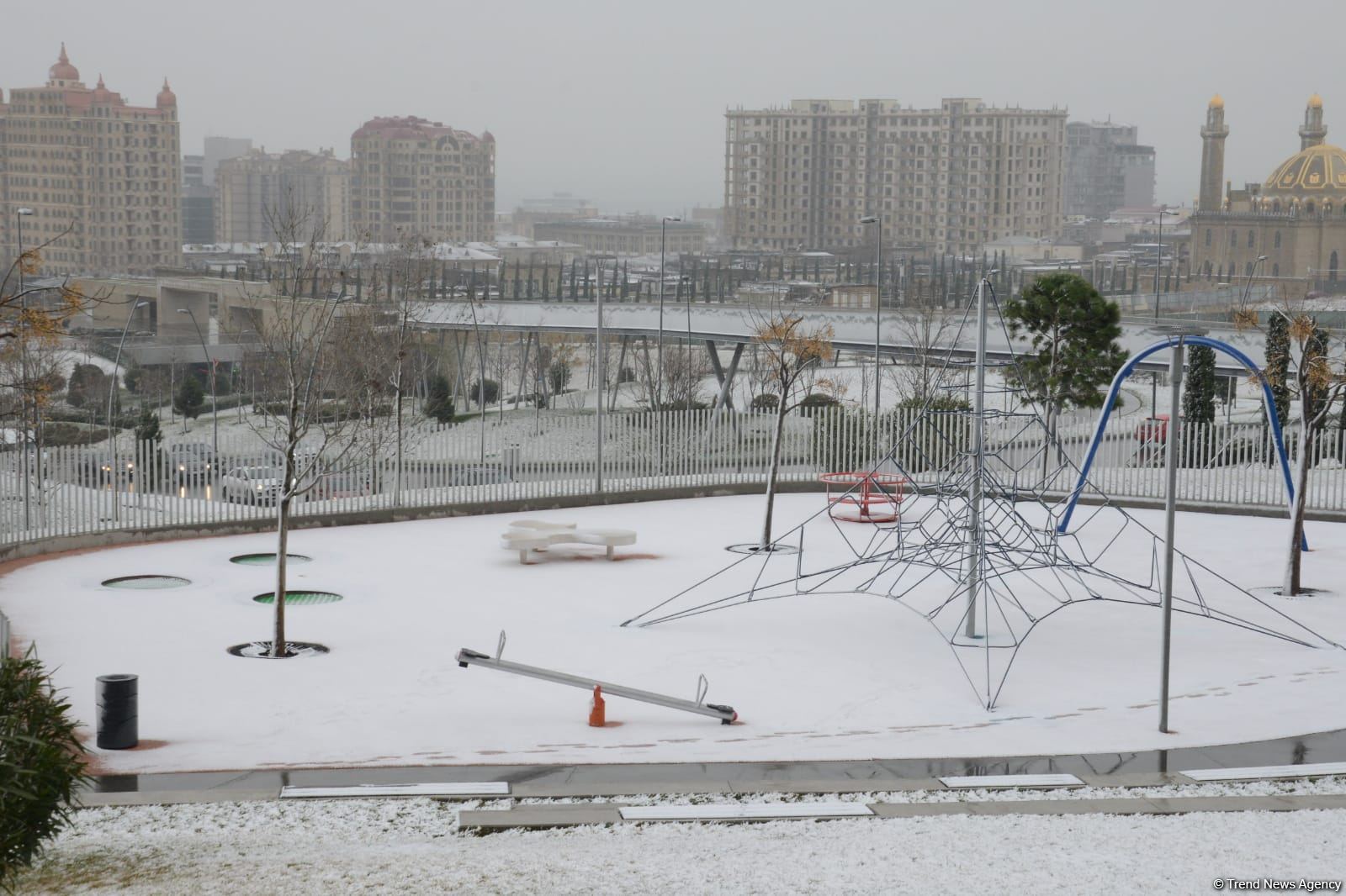 Фоторепортаж из заснеженного Баку