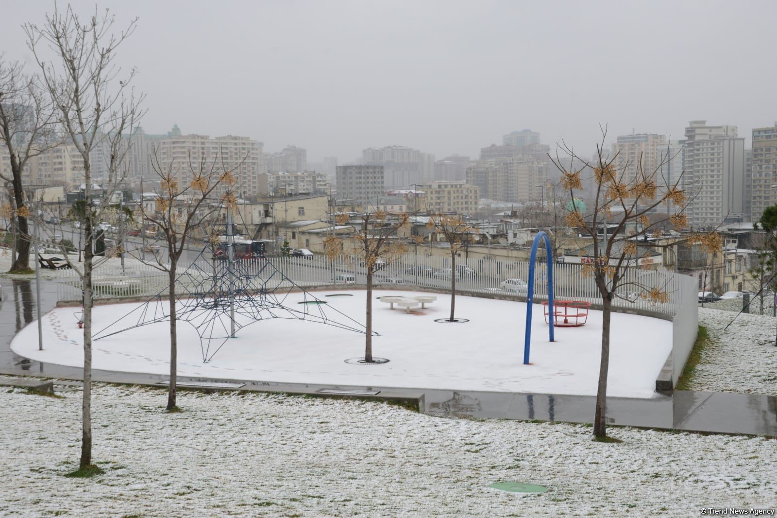 Фоторепортаж из заснеженного Баку