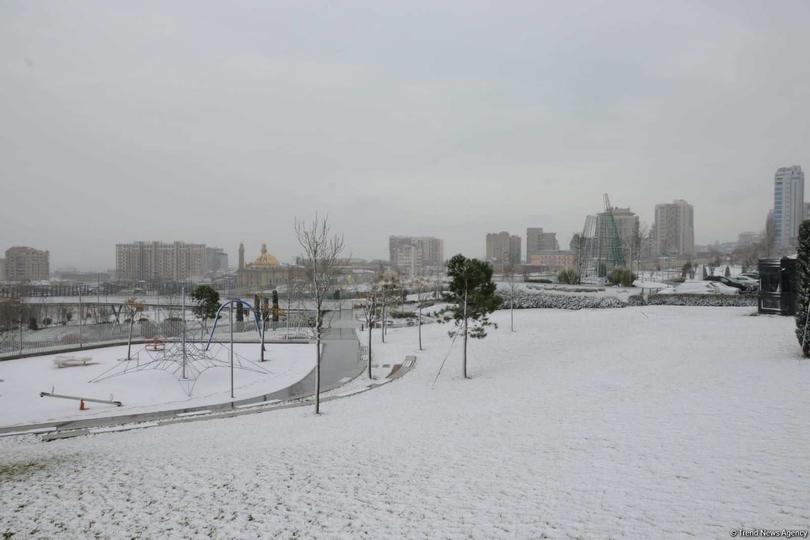 Фоторепортаж из заснеженного Баку
