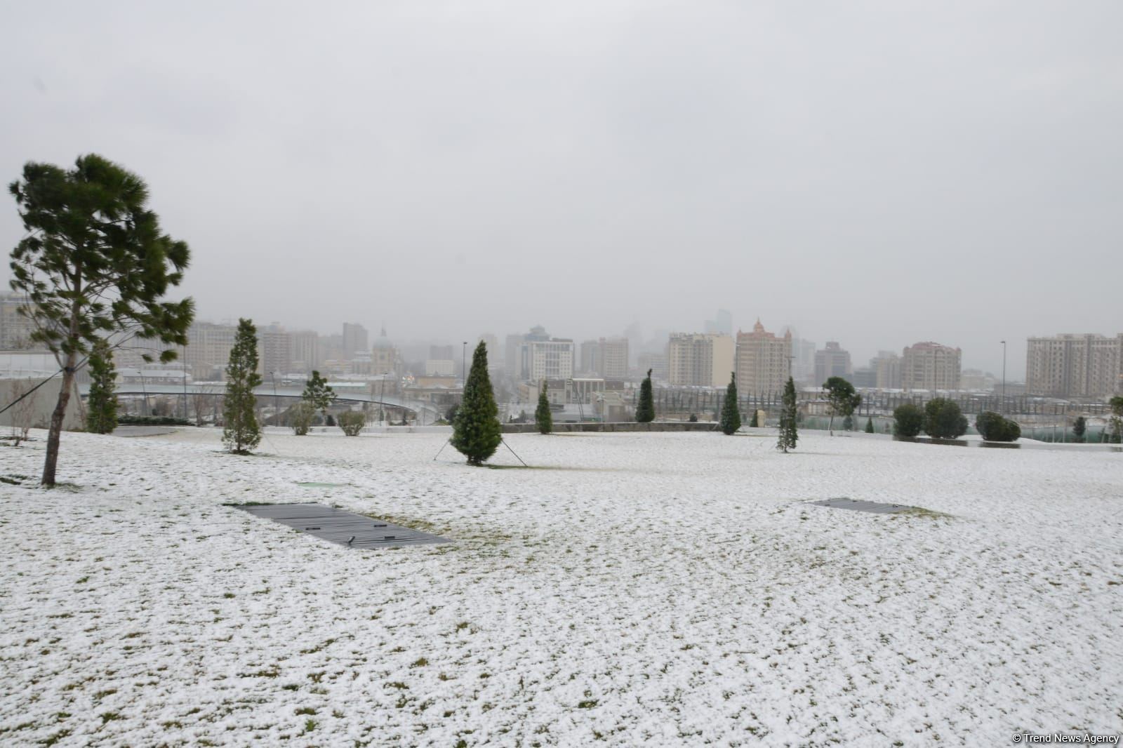 Фоторепортаж из заснеженного Баку