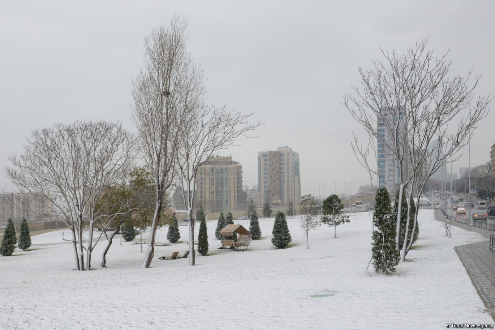 Фоторепортаж из заснеженного Баку