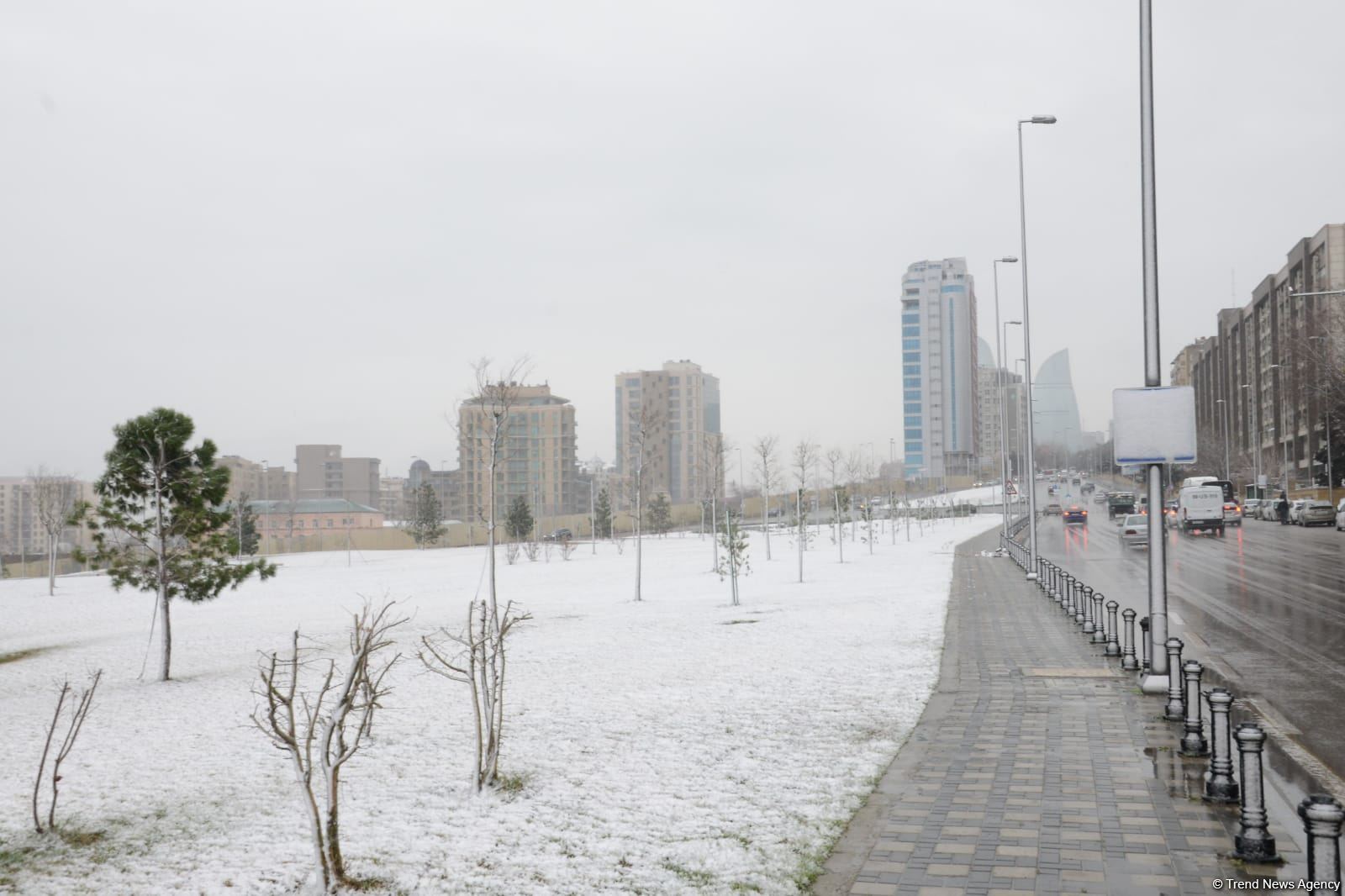Фоторепортаж из заснеженного Баку