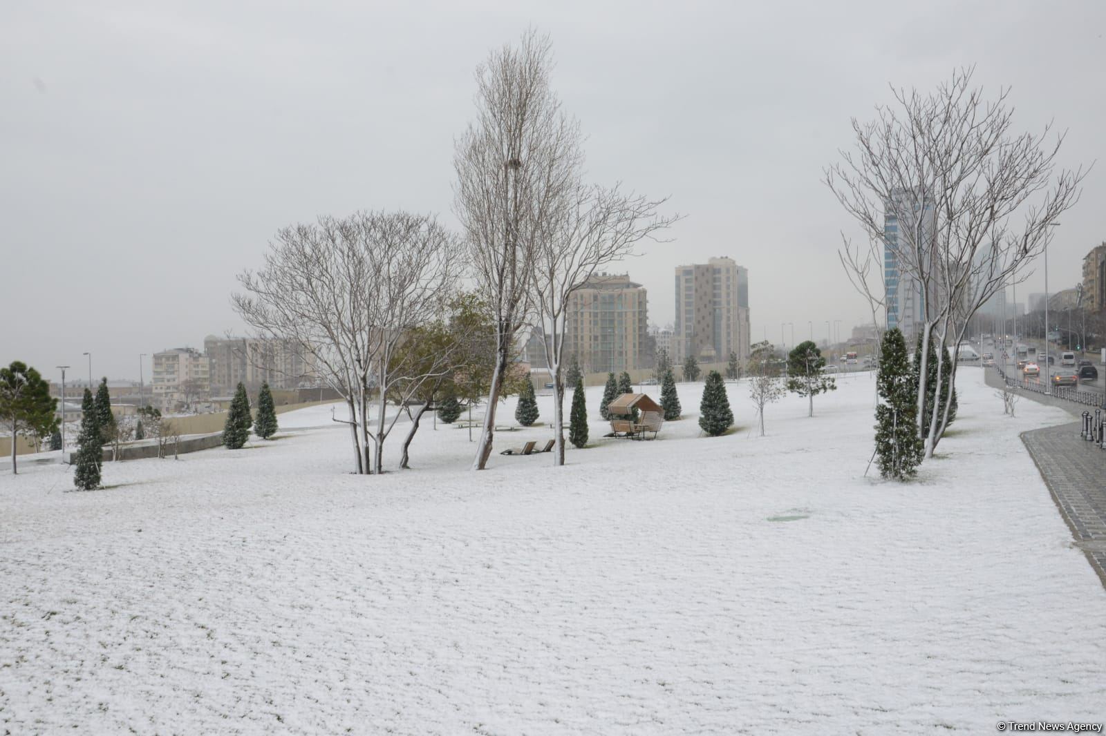 Фоторепортаж из заснеженного Баку
