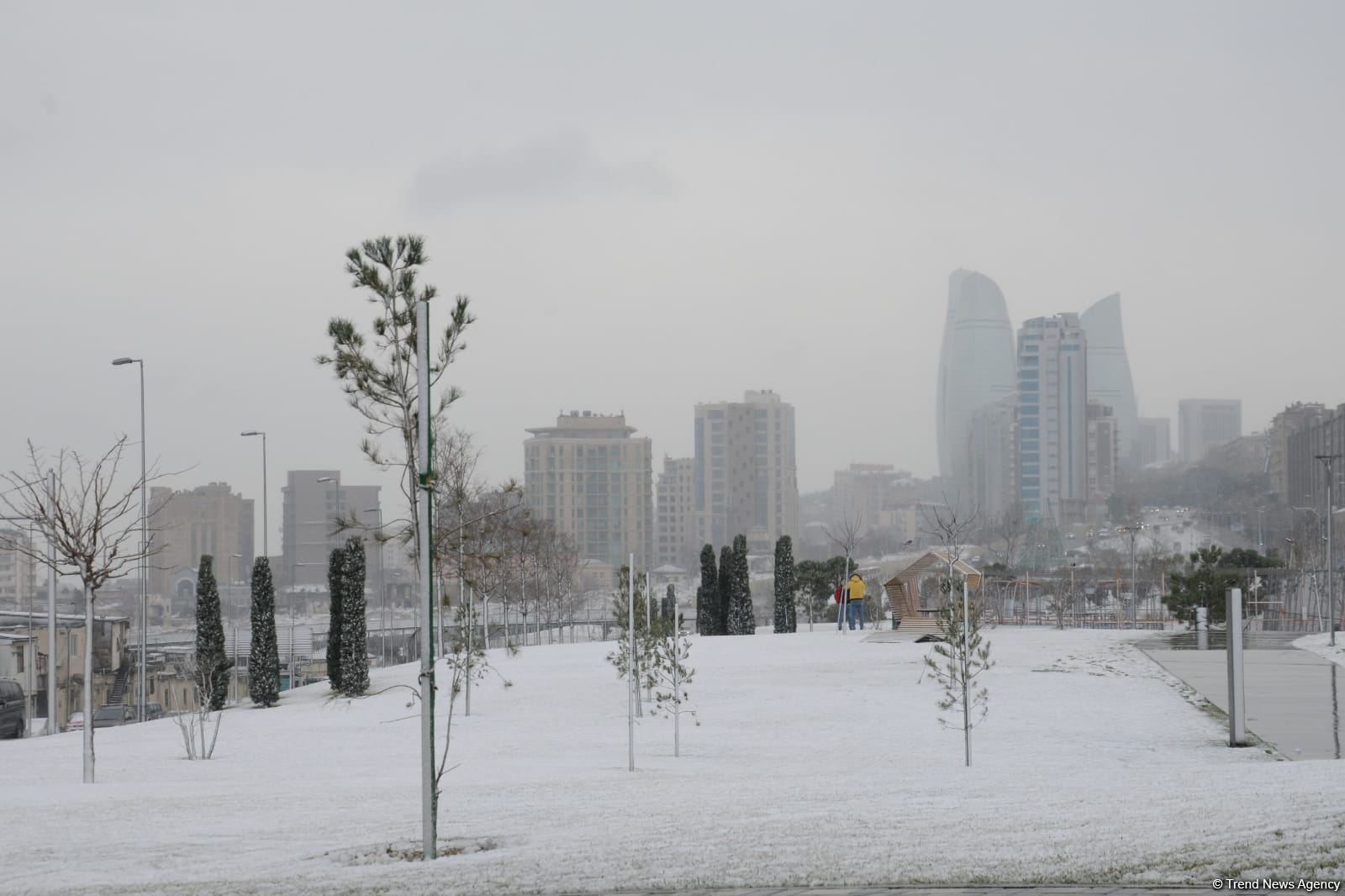 Фоторепортаж из заснеженного Баку