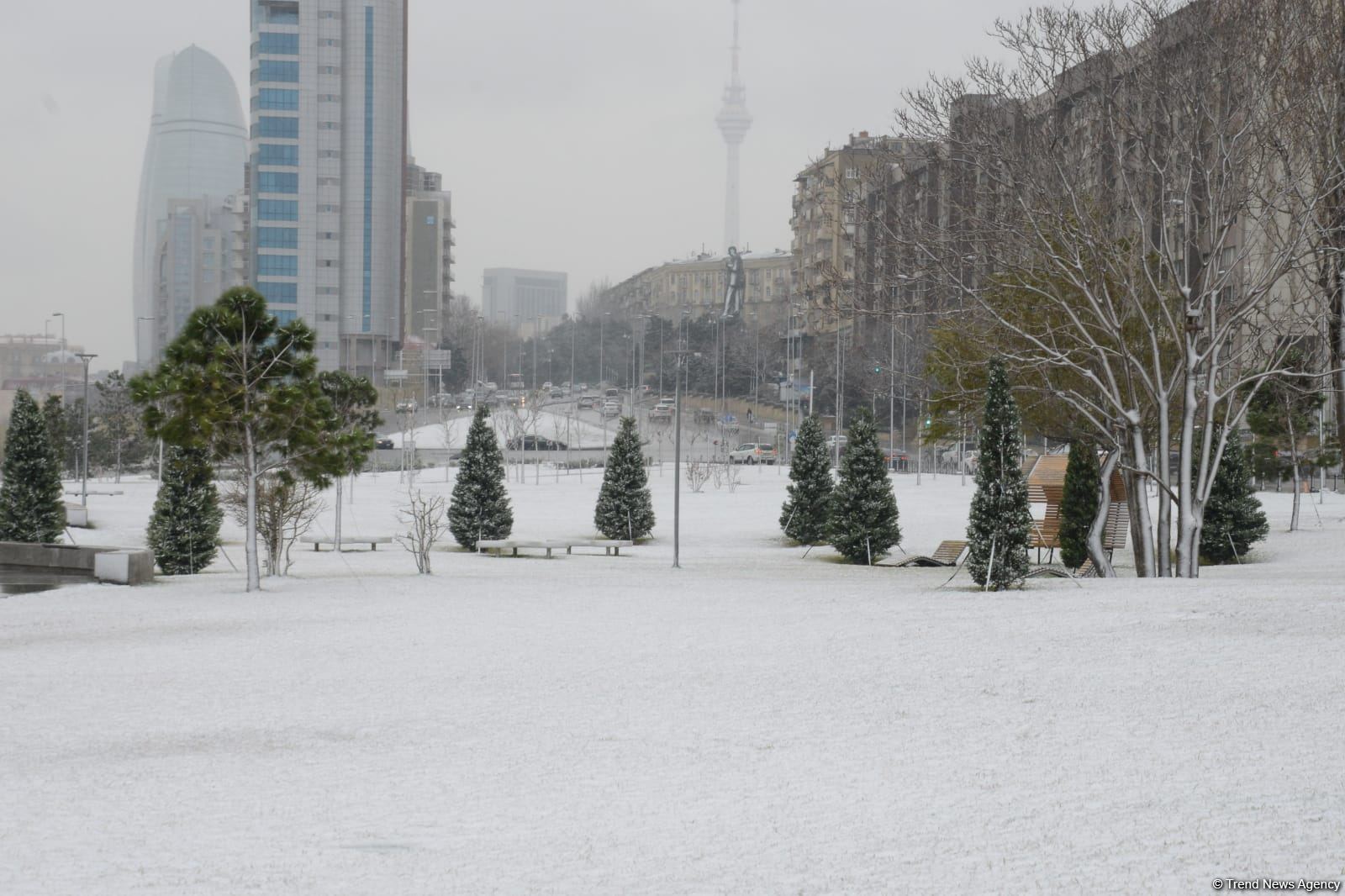 Фоторепортаж из заснеженного Баку